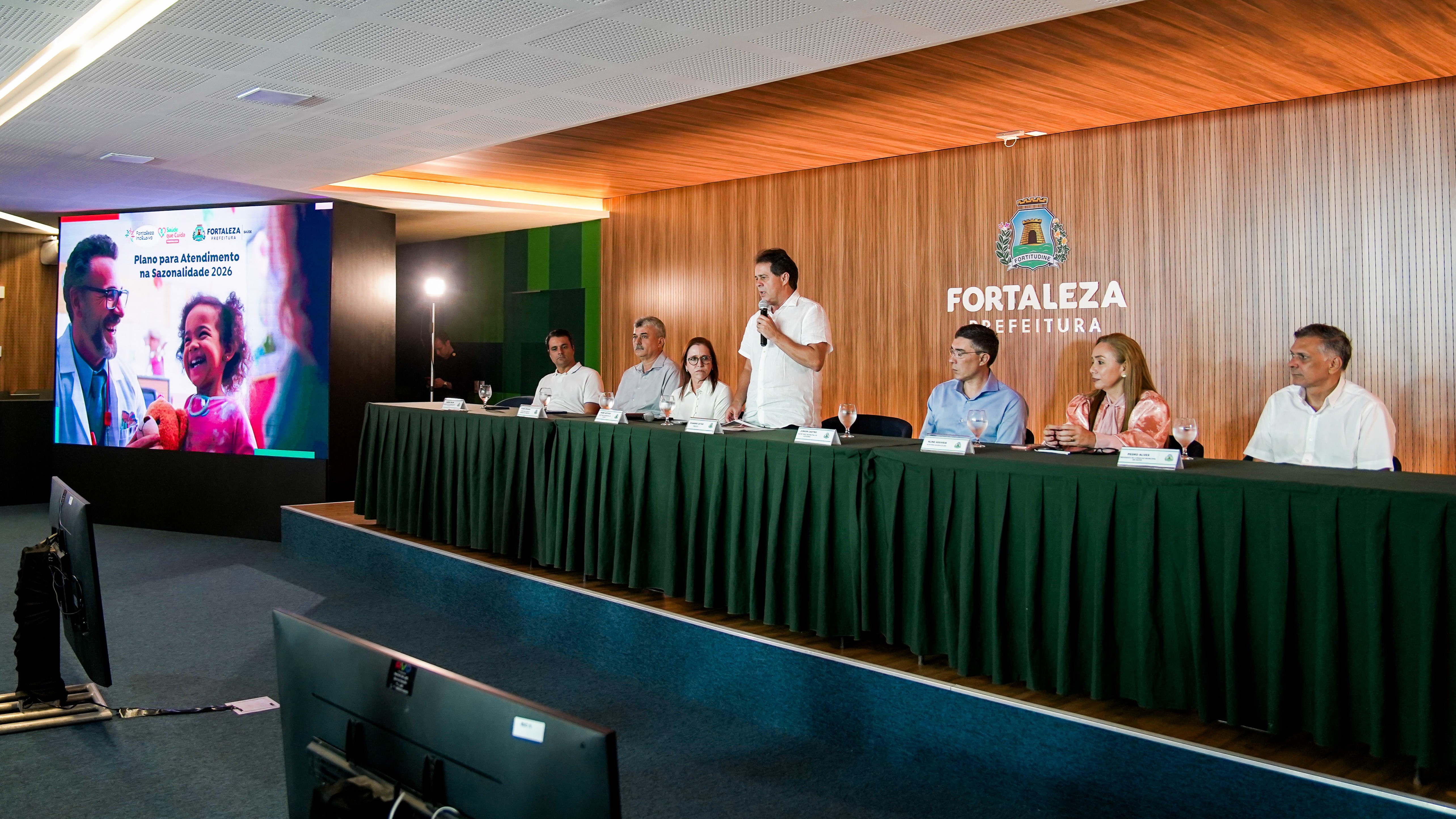 prefeito Evandro falando no auditório do Paço Municipal